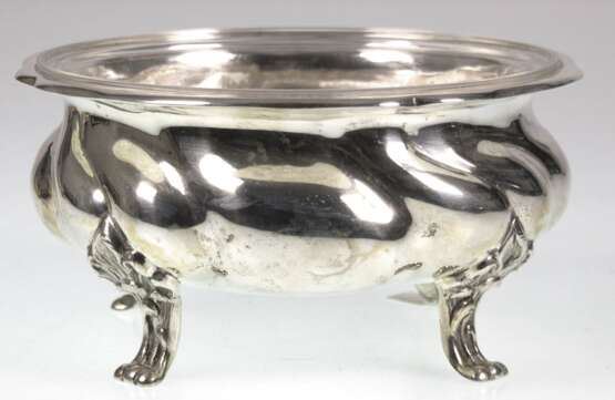 Schale, rund, 800er Silber, mit Glaseinsatz, H. Bleyer Chemnitz, auf 4 Tatzenfüßen, geschweift gerippte Wandung mit gewelltem Rand, Gew. (ohne Glasschale) 660 g, H. 10 cm, Dm. 20 cm - фото 1 Schale, rund, 800er Silber, mit Glaseinsatz, H. Bleyer Chemnitz, auf 4 Tatzenfüßen, geschweift gerippte Wandung mit gewelltem Rand, Gew. (ohne Glasschale) 660 g, H. 10 cm, Dm. 20 cm - фото 1