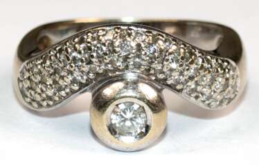Brillant-Ring, 585er WG, besetzt mit 1 Brillanten von ca. 0,20 ct. und ca. 35 kl. Diamanten, Ges.-Gew. 8,65 g, RG 57