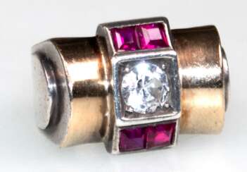 Art-Deco-Ring, Silber (geprüft) z.T. vergoldet, undeutl. punziert, mit roten und weißen Farbsteinen besetzt, Ges.-Gew. 10,7 g, RG 53
