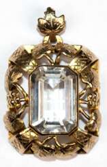 Anhänger, 333er GG, mit facettiertem Bergkristall, durchbrochen gearbeitete Fassung mit Blattdekor, Ges.-Gew. 6,78 g, L. (mit Öse) 3,6 cm