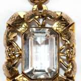 Anhänger, 333er GG, mit facettiertem Bergkristall, durchbrochen gearbeitete Fassung mit Blattdekor, Ges.-Gew. 6,78 g, L. (mit Öse) 3,6 cm - фото 1