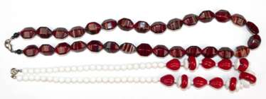 2 Glasketten, wohl Gablonz ca. 30/40er Jahre, rot-weiß ca. 47 cm, Achatglas ca. 50 cm