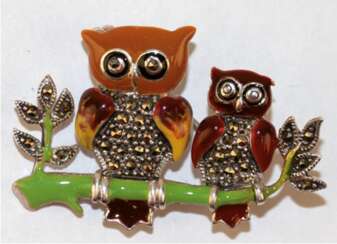 Brosche mit zwei Eulen auf einem Ast, farbig emailliert und mit Markasiten besetzt, 925er Silber, Größe ca. 4,1 x 2,5cm