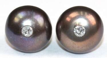 Graue SW-Perlen, Durchmesser ca. 11 mm, mittig mit Brillanten besetzt von zus. ca. 0,15 ct.