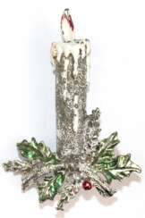 Weihnachtsbrosche &quot;Kerze auf Tannenzweig“ Metall, farbig gestaltet, sign. “Gerrys&quot;, Amerika um ca. 1950, Maße ca. 5,3 x 3,7 cm