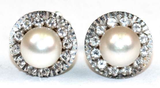 Ohrstecker, 750er WG, 4,8 g, Akoyaperlen ca. 7mm, Entourage aus weißen Schmucksteinen, ev. weiße Topase, Stifte mit Gewinde, 1 Aufstecker nicht original, 375er GG - фото 1