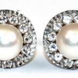 Ohrstecker, 750er WG, 4,8 g, Akoyaperlen ca. 7mm, Entourage aus weißen Schmucksteinen, ev. weiße Topase, Stifte mit Gewinde, 1 Aufstecker nicht original, 375er GG - фото 1