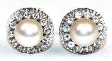 Ohrstecker, 750er WG, 4,8 g, Akoyaperlen ca. 7mm, Entourage aus weißen Schmucksteinen, ev. weiße Topase, Stifte mit Gewinde, 1 Aufstecker nicht original, 375er GG