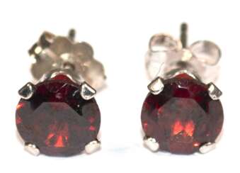 Paar Ohrstecker, 416er WG, 10 kt., Granat ca. 5 mm Durchmesser