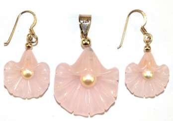 Set bestehend aus Ohrringen und Anhänger, 925er Silber, Blüten aus Rosenquarz mit echten Perlen besetzt, Ohrringe ca. 3,8 x 1,8 cm, Anhänger ca. 4,0 x 2,5 cm