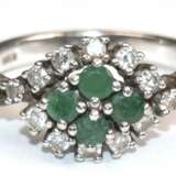 Brillant-Smaragd-Ring, 585er WG, mit 14 Brillanten von zus. 0,4 ct. (punziert) und 4 Smaragden besetzt, Ges.-Gew. 4,03 g, RG 54 - photo 1