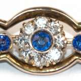Brosche um ca. 1900, 585er GG (geprüft) ca. 4,5 g, weiße und blaue Schmucksteine, Maße ca. 4,8 x 1,5 cm - фото 1
