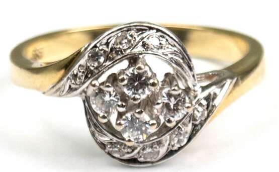 Brillant-Ring, 585er GG/ WG, durchbrochener Ringkopf mit 12 Brillanten von zus. 0,3 ct. besetzt (punziert), Ges.-Gew. 3,46 g, RG 56 - фото 1 Brillant-Ring, 585er GG/ WG, durchbrochener Ringkopf mit 12 Brillanten von zus. 0,3 ct. besetzt (punziert), Ges.-Gew. 3,46 g, RG 56 - фото 1