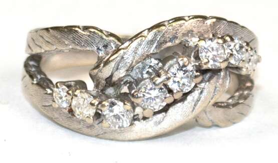Brillant-Ring, 585er WG, durchbrochen gearbeitete Ringschiene mit 8 Brillanten von zus. ca. 0,7 ct. besetzt, Ges.-Gew. 5,51 g, RG 53 - фото 1 Brillant-Ring, 585er WG, durchbrochen gearbeitete Ringschiene mit 8 Brillanten von zus. ca. 0,7 ct. besetzt, Ges.-Gew. 5,51 g, RG 53 - фото 1