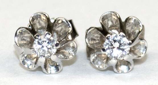 Brillant-Ohrstecker, 585er WG, mit Brillanten von zus. ca. 0,15 ct., Ges.-Gew. 1,43 g, Dm. 7 mm - фото 1 Brillant-Ohrstecker, 585er WG, mit Brillanten von zus. ca. 0,15 ct., Ges.-Gew. 1,43 g, Dm. 7 mm - фото 1