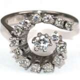 Brillant-Ring, 585er WG, spiralförmig mit 15 Brillanten von zus. ca. 0,78 ct. besetzt, Ges.-Gew. 5,21 g. RG 53 - Foto 1