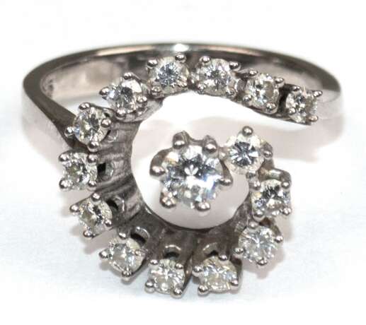 Brillant-Ring, 585er WG, spiralförmig mit 15 Brillanten von zus. ca. 0,78 ct. besetzt, Ges.-Gew. 5,21 g. RG 53 - Foto 1 Brillant-Ring, 585er WG, spiralförmig mit 15 Brillanten von zus. ca. 0,78 ct. besetzt, Ges.-Gew. 5,21 g. RG 53 - Foto 1