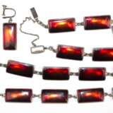 Schmuckset wohl 1930/ 40 bestehend aus Collier/ Halsband ca. 38 cm, Armband ca. 20 cm, Paar Ohrringen mit Schraubverschlüssen, alle Glieder punziert, ca. 85,9 g, rote Emaille, leichte Gebrauchsspuren - photo 1