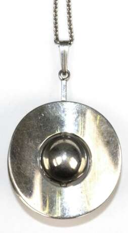 Anhänger an Kette, 925er Silber, runder Anhänger mit mittiger Kugel, Ges.-Gew. 22,94 g, L. (mit Öse) 5,5 cm, Ketten-L. 60 cm - фото 1 Anhänger an Kette, 925er Silber, runder Anhänger mit mittiger Kugel, Ges.-Gew. 22,94 g, L. (mit Öse) 5,5 cm, Ketten-L. 60 cm - фото 1