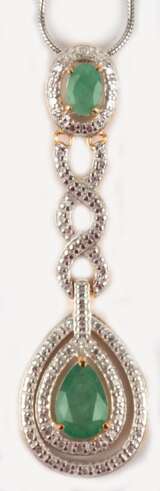 Anhänger und Kette, 925er Silber, z.T. vergoldet bzw. rhodiniert, Smaragde und 1 kl. Diamant, Länge des Anhängers ca. 4,9 cm, Kettenlänge ca. 40 cm - фото 1