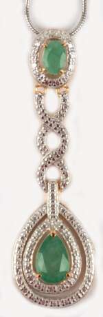 Anhänger und Kette, 925er Silber, z.T. vergoldet bzw. rhodiniert, Smaragde und 1 kl. Diamant, Länge des Anhängers ca. 4,9 cm, Kettenlänge ca. 40 cm - фото 1 Anhänger und Kette, 925er Silber, z.T. vergoldet bzw. rhodiniert, Smaragde und 1 kl. Diamant, Länge des Anhängers ca. 4,9 cm, Kettenlänge ca. 40 cm - фото 1