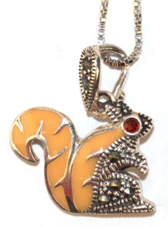 Kette mit Anhänger "Eichhörnchen“, 925er Silber, emailliert, Markasit und Granat, Kettenlänge ca. 45 cm - фото 1 Kette mit Anhänger "Eichhörnchen“, 925er Silber, emailliert, Markasit und Granat, Kettenlänge ca. 45 cm - фото 1