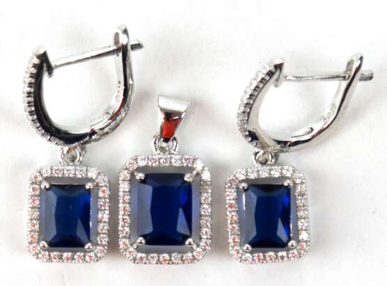Set aus Ohrringen und Anhänger, 925er Silber, rhodiniert, saphirfarbene und weiße Zirkonia, Länge der Ohrringe ca. 2,7 cm, Anhänger ca. 2,0 cm - фото 1 Set aus Ohrringen und Anhänger, 925er Silber, rhodiniert, saphirfarbene und weiße Zirkonia, Länge der Ohrringe ca. 2,7 cm, Anhänger ca. 2,0 cm - фото 1