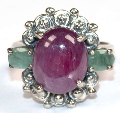 Ring, 925er Silber, großer Rubin-Cabochon flankiert von 2 Smaragden, Steine mit natürlichen Einschlüssen und Oberflächenstruktur, RG 54, Innendurchmesser 17,2 mm - photo 1