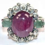 Ring, 925er Silber, großer Rubin-Cabochon flankiert von 2 Smaragden, Steine mit natürlichen Einschlüssen und Oberflächenstruktur, RG 54, Innendurchmesser 17,2 mm - photo 1