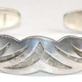 Armreif mit abstrakt geometrischem Dekor, 925er Silber, offen, Gew. 28,29 g, Innen-Dm. 6,3 cm, B. 1,5 cm - photo 1
