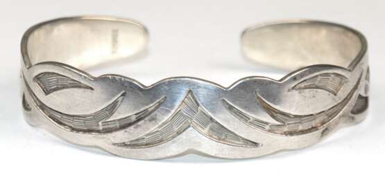 Armreif mit abstrakt geometrischem Dekor, 925er Silber, offen, Gew. 28,29 g, Innen-Dm. 6,3 cm, B. 1,5 cm - photo 1 Armreif mit abstrakt geometrischem Dekor, 925er Silber, offen, Gew. 28,29 g, Innen-Dm. 6,3 cm, B. 1,5 cm - photo 1