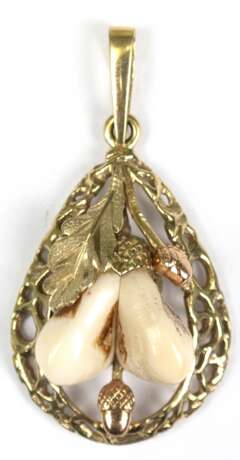 Anhänger mit Grandel, 585er GG, ca. 6,8 gr., Länge mit Öse ca. 4,2 cm, Breite 2,2 cm - photo 1 Anhänger mit Grandel, 585er GG, ca. 6,8 gr., Länge mit Öse ca. 4,2 cm, Breite 2,2 cm - photo 1