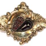 Brosche, um ca. 1880 /90, Schaumgold, wohl Silber verbödet, 1 Granat im Tropfenschliff und diverse facettierte Granate ca. 5,3 g, Maße ca. 4,4 x 3,1 cm - фото 1