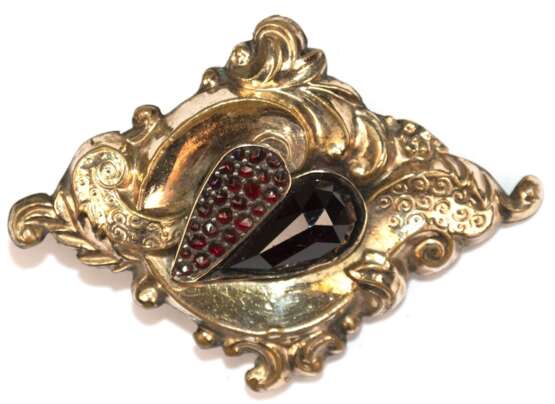Brosche, um ca. 1880 /90, Schaumgold, wohl Silber verbödet, 1 Granat im Tropfenschliff und diverse facettierte Granate ca. 5,3 g, Maße ca. 4,4 x 3,1 cm - фото 1 Brosche, um ca. 1880 /90, Schaumgold, wohl Silber verbödet, 1 Granat im Tropfenschliff und diverse facettierte Granate ca. 5,3 g, Maße ca. 4,4 x 3,1 cm - фото 1