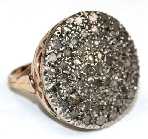 Ring, GG 14 kt. ca. 10,9 g, großer Ringkopf ca. 2,3 cm, Durchmesser, Pavee-gefasste Diamanten, ca. 2,0 ct. in Silberfassung, RG 53, Innendurchmesser 16,8 mm - photo 1