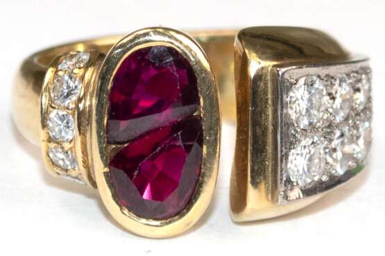Ring, 750er GG, ca. 14,1 g, 2 Rubine im Tropfenschliff und Brillanten ca. 1,10 ct., alle Steine in sehr guter Qualität, RG 53, Innendurchmesser ca. 16,8 mm - photo 1 Ring, 750er GG, ca. 14,1 g, 2 Rubine im Tropfenschliff und Brillanten ca. 1,10 ct., alle Steine in sehr guter Qualität, RG 53, Innendurchmesser ca. 16,8 mm - photo 1
