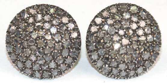 Ohrringe, 750er GG, ca. 10,7 g, ca. 3,9 ct., pavé-gefasste Diamanten in Silberauflage, Durchmesser ca. 2,1 cm - photo 1
