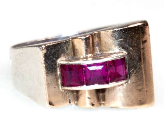 Art-Deco-Ring, Silber (geprüft) z.T. vergoldet, undeutl. punziert, mit roten Farbsteinen besetzt, Ges.-Gew. 8,2 g, RG 60 - photo 1 Art-Deco-Ring, Silber (geprüft) z.T. vergoldet, undeutl. punziert, mit roten Farbsteinen besetzt, Ges.-Gew. 8,2 g, RG 60 - photo 1