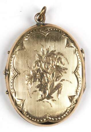 Medaillon-Anhänger, oval, 585er GG, um 1900, mit Floral- und Netzdekor, innen Damen-Foto, kleine Dellen, Ges.-Gew. 6,44 g, L. (mit Öse) 4,1 cm - photo 1 Medaillon-Anhänger, oval, 585er GG, um 1900, mit Floral- und Netzdekor, innen Damen-Foto, kleine Dellen, Ges.-Gew. 6,44 g, L. (mit Öse) 4,1 cm - photo 1
