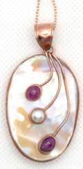 Kette mit großem Anhänger, Maße mit Öse ca. 5,7 x 2,6 cm, 925er Silber, rotvergoldet, Perlmutt mit gefassten Rubin-Cabochons und Perle, Kettenlänge ca. 47 cm