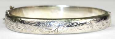 Armreif, Silber, England, Schauseite mit floralem Dekor, mit Scharnier und Steckschloß, Sicherheitskettchen def., Gew. 16,22 g, Innen-Dm. 6,3 cm
