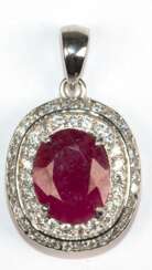 Anhänger, 925er Silber, großer Rubin ca. 11 x 9 mm, 2-reihige Entourage aus weißen Zirkonia, Maße mit Öse ca. 2,5 x 1,6 cm