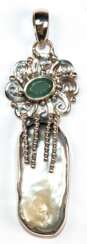 Anhänger, 925er Silber, echte Biwa-Perle und Smaragd, Länge mit Öse ca. 4,6 cm