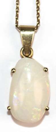 Opal-Anhänger an Kette, 585er GG, mit Kristall-Opal-Cabochon, L. (mit Öse) 2,3 cm, Ketten-L. 42 cm, Ges.-Gew. 5,55 g - фото 1 Opal-Anhänger an Kette, 585er GG, mit Kristall-Opal-Cabochon, L. (mit Öse) 2,3 cm, Ketten-L. 42 cm, Ges.-Gew. 5,55 g - фото 1