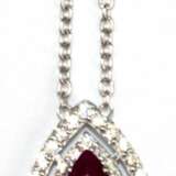 Rubin-Brillant-Collier, 750er WG, ausgefasst mit 1 Rubin im facettierten Tropfenschliff von ca. 2,16 ct. und 56 Brillanten, davon 4 in der Ketten von zus. ca. 0,78 ct., VVS-Si, Karabinerverschluß, Ges.-Gew. 6,91 g,variab… - фото 1