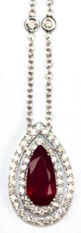 Rubin-Brillant-Collier, 750er WG, ausgefasst mit 1 Rubin im facettierten Tropfenschliff von ca. 2,16 ct. und 56 Brillanten, davon 4 in der Ketten von zus. ca. 0,78 ct., VVS-Si, Karabinerverschluß, Ges.-Gew. 6,91 g,variab… - фото 1 Rubin-Brillant-Collier, 750er WG, ausgefasst mit 1 Rubin im facettierten Tropfenschliff von ca. 2,16 ct. und 56 Brillanten, davon 4 in der Ketten von zus. ca. 0,78 ct., VVS-Si, Karabinerverschluß, Ges.-Gew. 6,91 g,variab… - фото 1