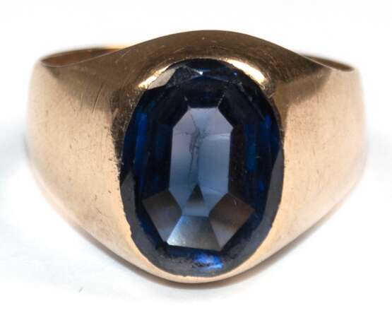 Ring, 583er GG, besetzt mit ovalem Blautopas, nach innen facettiert, Warschau um 1940, Ges.-Gew. 7,91 g, RG 60 - фото 1 Ring, 583er GG, besetzt mit ovalem Blautopas, nach innen facettiert, Warschau um 1940, Ges.-Gew. 7,91 g, RG 60 - фото 1