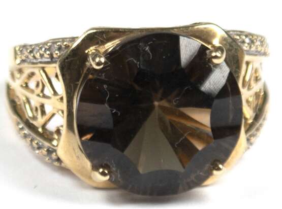 Ring, 585er GG, besetzt mit 1 rund facettierten Rauchquarz, durchbrochen gearbeitete Ringschultern besetzt mit 12 kl. Diamanten, Ges.-Gew. 6,37 g, RG 62 - фото 1 Ring, 585er GG, besetzt mit 1 rund facettierten Rauchquarz, durchbrochen gearbeitete Ringschultern besetzt mit 12 kl. Diamanten, Ges.-Gew. 6,37 g, RG 62 - фото 1