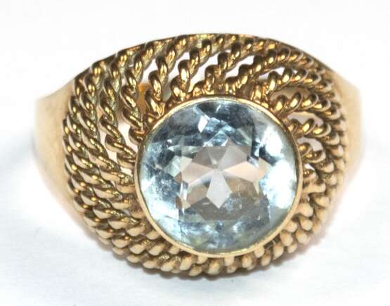 Aquamarin-Ring, 585er GG, aufgewölbter, durchbrochen gearbeiteter Ringkopf besetzt mit 1 Aquamarin von ca. 3 ct., Ges.-Gew. 4,72 g, RG 59 - photo 1 Aquamarin-Ring, 585er GG, aufgewölbter, durchbrochen gearbeiteter Ringkopf besetzt mit 1 Aquamarin von ca. 3 ct., Ges.-Gew. 4,72 g, RG 59 - photo 1
