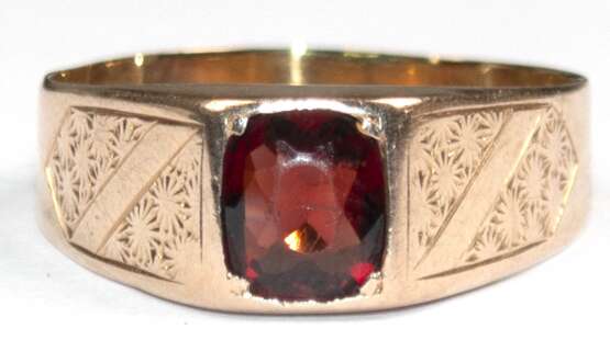 Ring, 585er GG, mit Rhodolith (mit Gebrauchspuren), Schiene ziseliert, Ges.-Gew. 3,33 g, RG 64 - photo 1